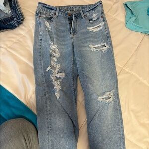 Light wash American eagle ripped mom jeans